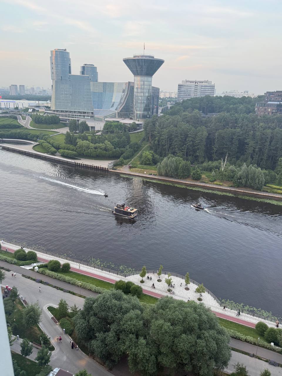 Однокомнатная квартира с панорамным окном — вид на Москву-реку